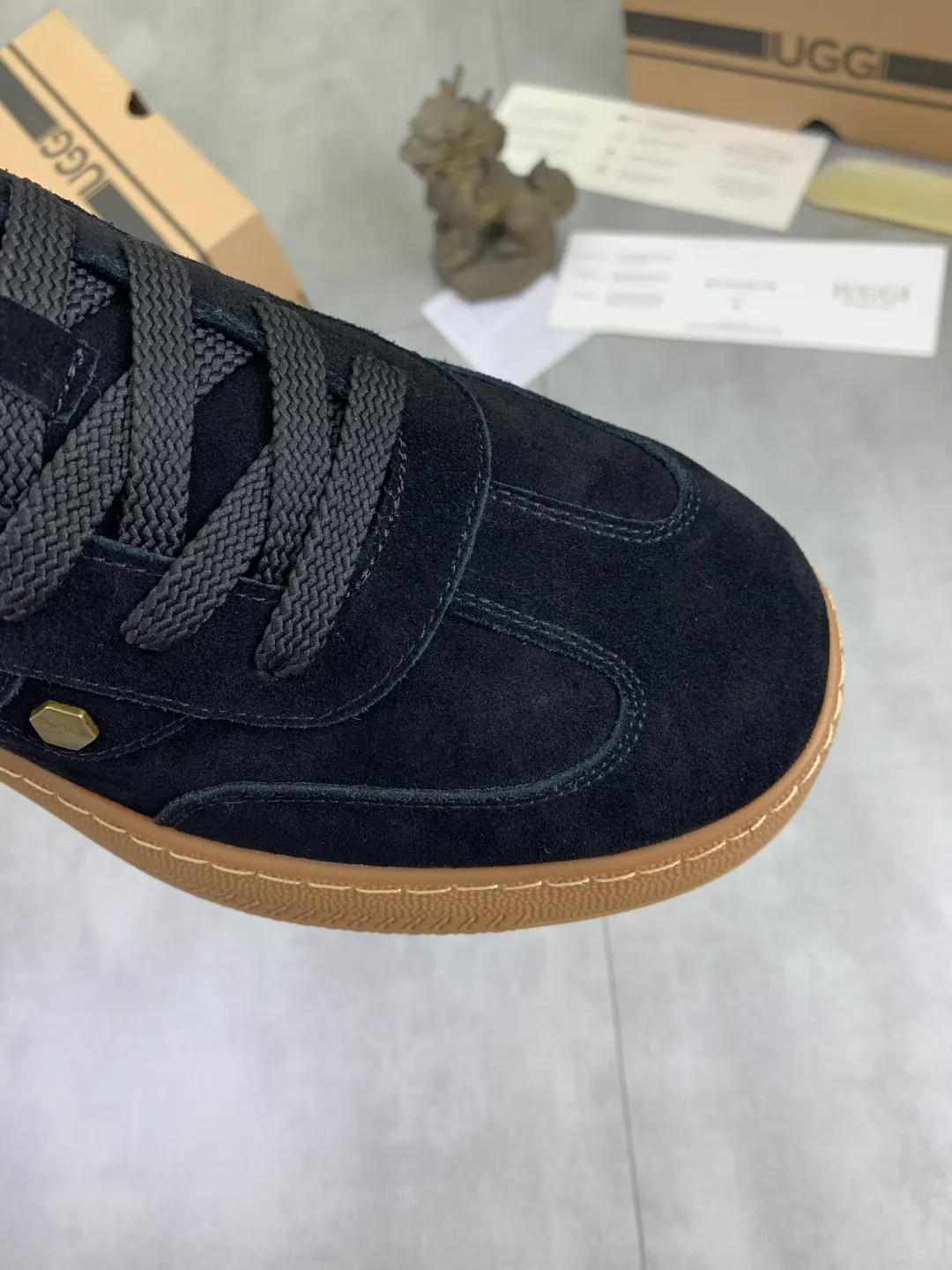 Men's shoes 💰P520 New arrival 🆕🆕🆕 26 new IUGGI men's moral training shoes Winter lace-up low-cut casual men's shoes Outer layer of cowhide, rubber outsole, lining with wool, comfortable and breathable💯 Versatile winter essentials👌 Transform your feet into the brightest "boy"❗️ Size: 39-44 Three colors